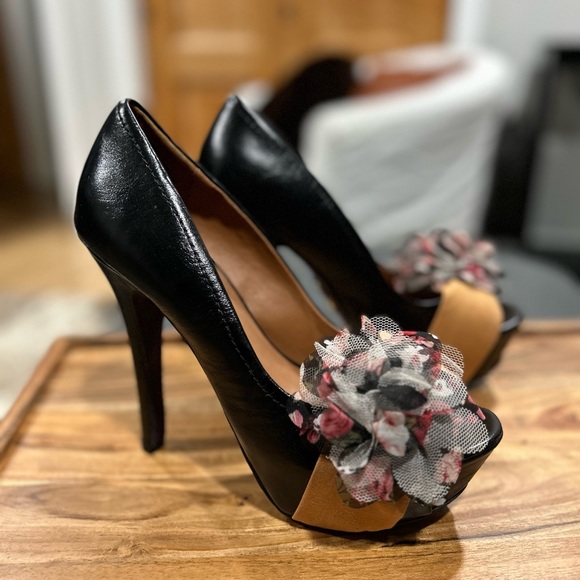 NWOT Mojo Moxy Tan/Black Platform Shoes with Floral Embellishment - Picture 1 of 9